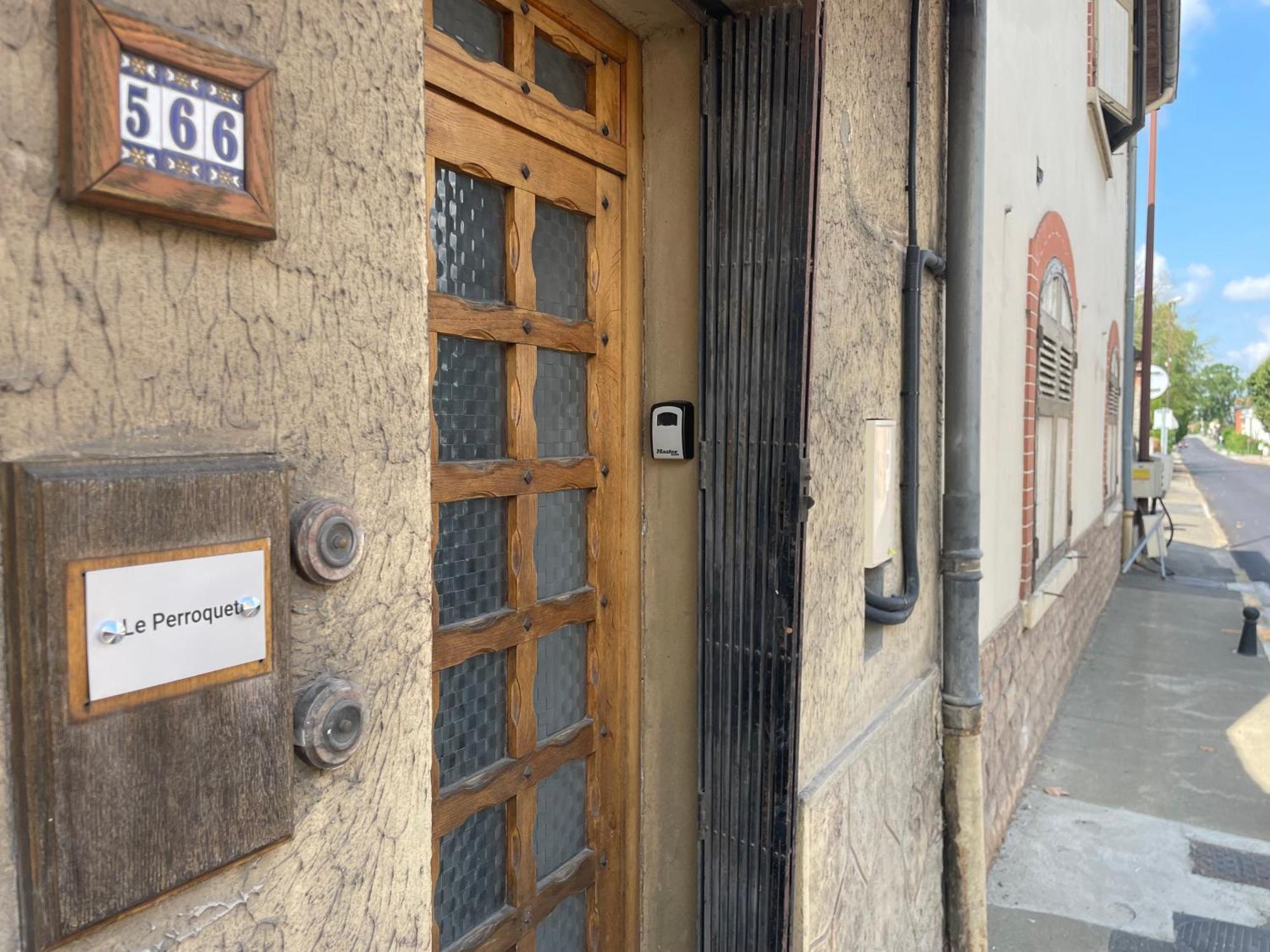 Le Perroquet Apartment วิลลา เลส์ ดอมส์ ภายนอก รูปภาพ